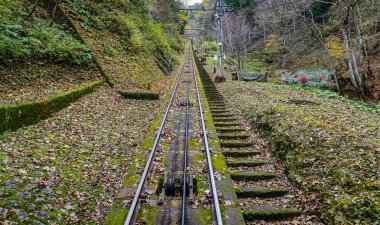 Osaka, Japonya'daki Koya Dağı'ndaki teleferik rayları.