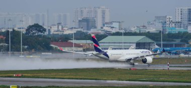 Saygon, Vietnam - 3 Mayıs 2019. A7-Amb Latam Brasil Airbus A350-900 yağmurlu bir günde Tan Son Nhat Havaalanı 'ndan (Sgn) kalkış için taksi.