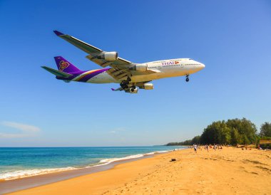 Phuket, Tayland - 4 Nisan 2019. Hs-Tgb Thai Airways International Boeing 747-400 Phuket Havaalanı yakınındaki kum plajı üzerinde iniş (Hkt).