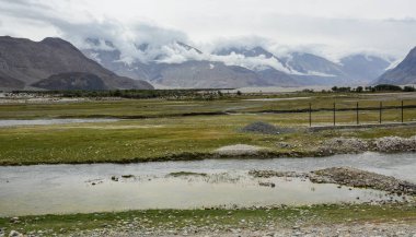 Ladakh, Hindistan'da dağ manzarası. Ladakh uzak dağ güzelliği ve kültürü ile ünlüdür.