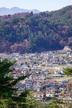 Fuji Dağı yakınlarındaki vadideki dağ kasabası, Japonya.