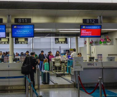 Saygon, Vietnam - 19 Mar 2018. Saygon'daki Tan Son Nhat Havaalanı Check-in Kontuarları'nda bekleyen ler (Ho Chi Minh City), Vietnam.