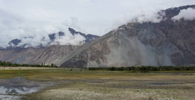 Ladakh, Hindistan'da sisli bir günde dağ manzarası. Ladakh, Jammu & Keşmir eyaletinin en yüksek platosudur ve büyük bir kısmı 3000 metrenin üzerindedir..
