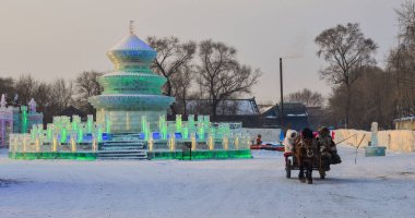 Harbin, Çin - 25 Şubat 2018. Harbin Kış Tatili sırasında Buz ve Kar Heykel ile At arabası, Çin.