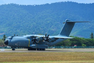 Langkawi, Malezya - 30. Malezya Kraliyet Hava Kuvvetleri'ne ait bir Airbus A400m Atlas uçağı (M54-04) Langkawi Havaalanı pistinde taksicilik yapıyor (Lgk).