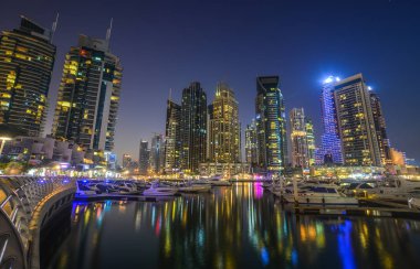 Dubai, Bae - 6 Aralık 2018. Mavi saatte limanda yansımaları ile Dubai Marina Gece görünümü.