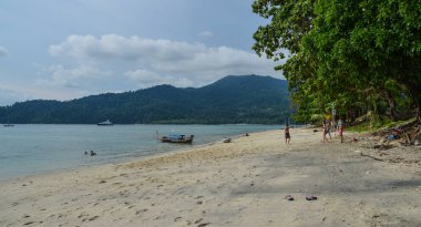Phuket, Tayland - 2 Mayıs 2018. Phuket, Tayland sahilde zevk insanlar. Phuket Tayland en büyük adası ve kıyılarında başka bir 32 küçük adalar.