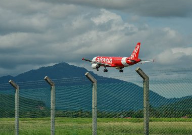 Langkawi, Malezya - 1 Mayıs 2018. Langkawi Uluslararası Havaalanı'na iniş airbus A320 uçağı.