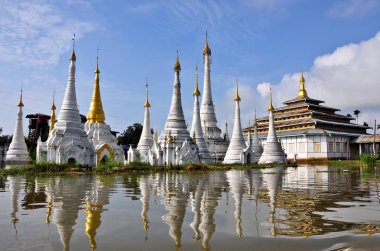 Inle gölündeki Budist manastırının Padogaları, Myanmar'ın Shan eyaleti (Burma).