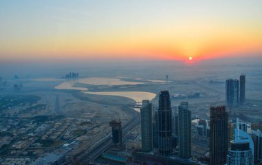 Dubai, Bae - 7 Aralık 2018. Gün doğumunda Dubai Şehrinin havadan görünümü. Burç Halife Binası'nın çatısında manzara.