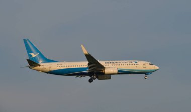 Bangkok, Tayland - 23 Nisan 2018. Bangkok Suvarnabhumi Uluslararası Havaalanı'na Inen Xiamen Air'e ait bir Boeing 737 uçağı (Bkk)).