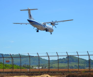 Phuket, Tayland - 4 Nisan 2019. Hs-Pzf Bangkok Airways Atr 72-600 Phuket Havaalanı yakınındaki kum plaj üzerinde iniş (Hkt).