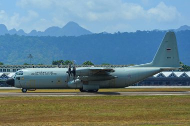 Langkawi, Malezya - 30. Lockheed C-130h Hercules Kraliyet Tay Hava Kuvvetleri (reg. 60112) Langkawi Havaalanı pistinde taksi (Lgk).