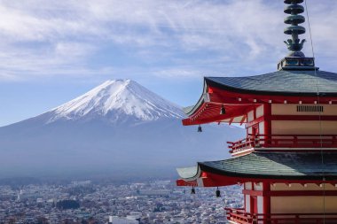Sonbaharda güneşli bir günde Fuji Dağı ve Chureito Pagoda.
