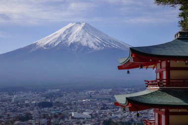 Sonbaharda güneşli bir günde Fuji Dağı ve Chureito Pagoda.
