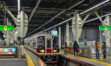 Osaka, Japonya - 24 Kasım 2016. Jr Tren İstasyonu'nda duran bir tren. Japonya'da demiryolu sistemi dakiklik ve güvenlik için yüksek bir üne sahiptir.