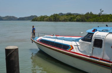 Phuket, Tayland - 2 Mayıs 2018. Yolcu feribotu Phuket, Tayland için denizde. Phuket Tayland en büyük Adası ve başka bir 32 küçük adaların onun kıyıları açıklarında olduğunu.
