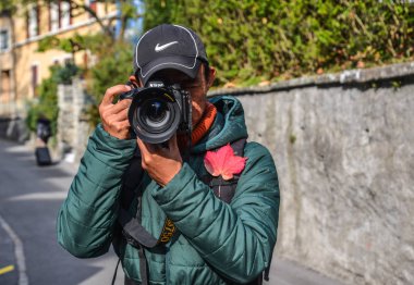 Lucerne, İsviçre - 23 Ekim 2018. Lucerne, İsviçre antik sokakta Asyalı bir fotoğrafçı.