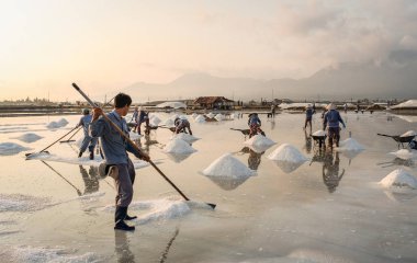 Nha Trang, Vietnam - 21. Nha Trang, Vietnam'da gün doğumunda tuz sahasında çalışan insanlar. Tuz alanları Nha Trang en eşsiz yerlerinden biridir.