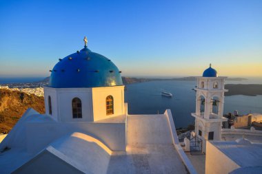 Santorini Adası'nda gün batımında Antik Yunan Ortodoks kilisesi. Santorini dünyanın en popüler adalarından biridir.