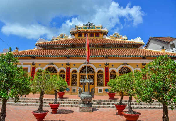 Long Xuyen, Vietnam - 1 Eylül 2017. Long Xuyen, Vietnam şehir merkezinde bir Çin tapınağı. Long Xuyen, Vietnam'ın Mekong Deltası'nın ikinci büyük şehridir..