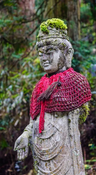 高山の松林にある石仏像 — ストック写真