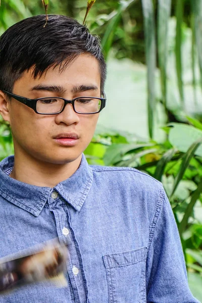 Retrato Jovem Asiático Com Jardim Botânico Fundo — Fotografia de Stock