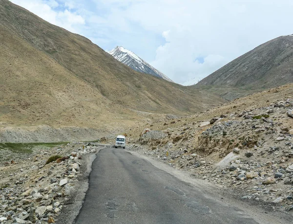 Ladakh India Julio 2015 Coche Carretera Montaña Ladakh India Ladakh — Foto de Stock