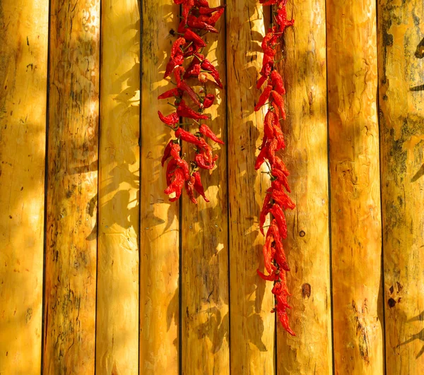 Pendurado Chili Vermelho Parede Madeira Casa Rural Norte China — Fotografia de Stock