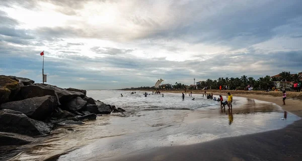 Hikkaduwa Sri Lanka Sep 2015 Local People Enjoying Beach Sunset — Stock Photo, Image