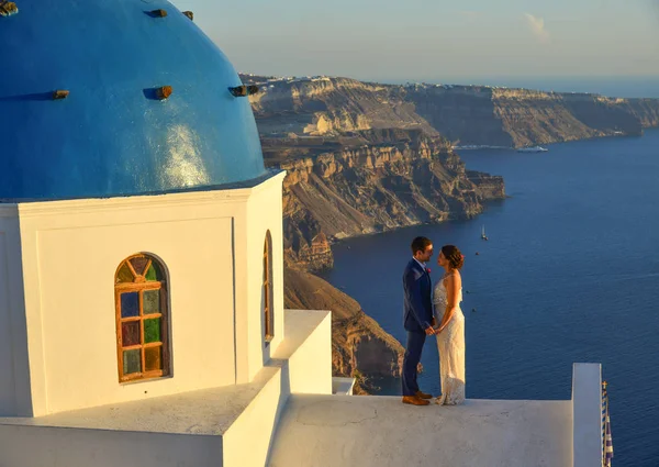 Santorini Grekland Okt 2018 Ett Sött Par Stående Vid Den — Stockfoto