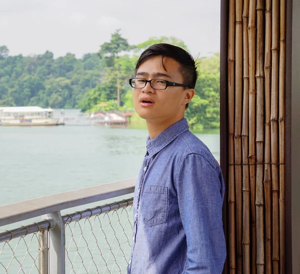 Portrait Jeune Homme Asiatique Avec Fond Jardin Botanique — Photo