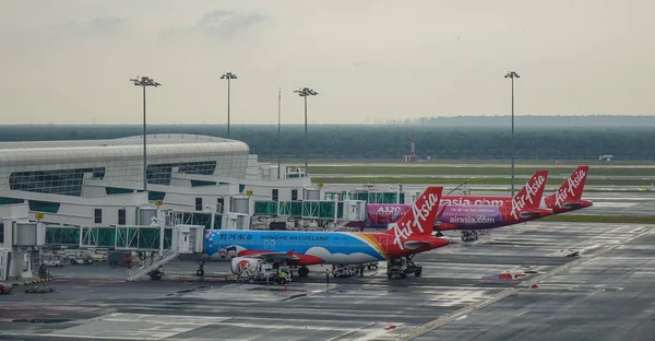 Kuala Lumpur, Malezya - 17 Ocak 2017. Malezya'daki Kuala Lumpur Uluslararası Havaalanı'na (Kul-Klia) yanaşma yayan Airasia uçakları.