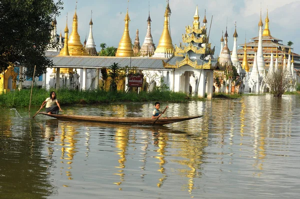 Inle gölündeki Budist manastırının Padogaları, Myanmar'ın Shan eyaleti (Burma).