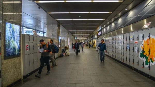 Ósaka Japonsko Duben 2019 Lidé Nádraží Ósace Japonsko Vlaky Jsou — Stock fotografie