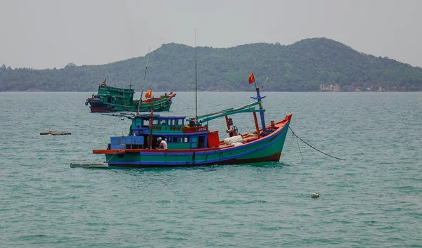 Kien Giang Vietnam Apr 2018 Perahu Nelayan Berlabuh Laut Biru — Stok Foto