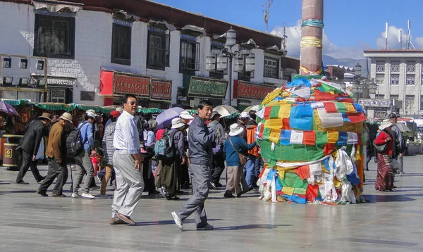 Tibet Cina Agosto 2012 Persone Sulla Piazza Principale Lhasa Tibet — Foto Stock