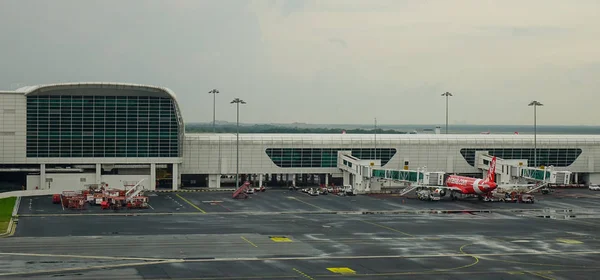 Kuala Lumpur Malezja Stycznia 2017 Airasia Samolotów Docking Kuala Lumpur — Zdjęcie stockowe