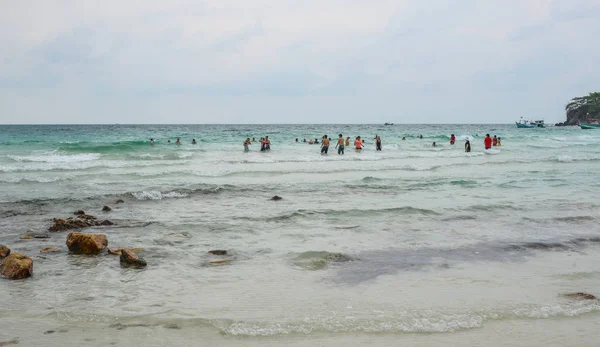 Kien Giang Vietnã Abril 2018 Pessoas Desfrutando Praia Ilha Nam — Fotografia de Stock