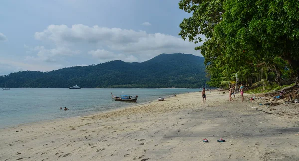 Phuket, Tayland - 2 Mayıs 2018. Phuket, Tayland sahilde zevk insanlar. Phuket Tayland en büyük adası ve kıyılarında başka bir 32 küçük adalar.