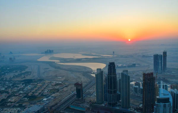 Dubai, Bae - 7 Aralık 2018. Gün doğumunda Dubai Şehrinin havadan görünümü. Burç Halife Binası'nın çatısında manzara.