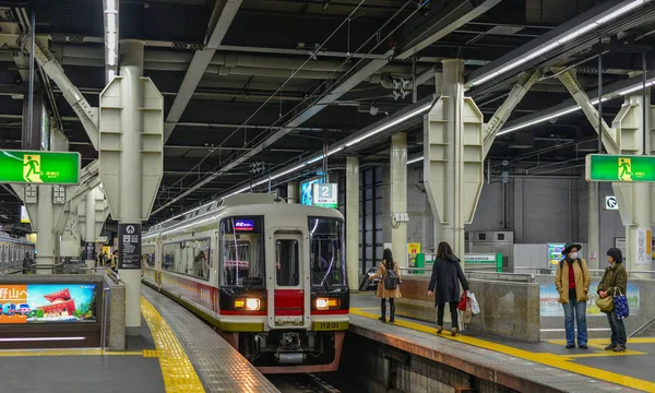 Osaka Japan Nov 2016 Ett Tåg Stannar Vid Järnvägs Station — Stockfoto