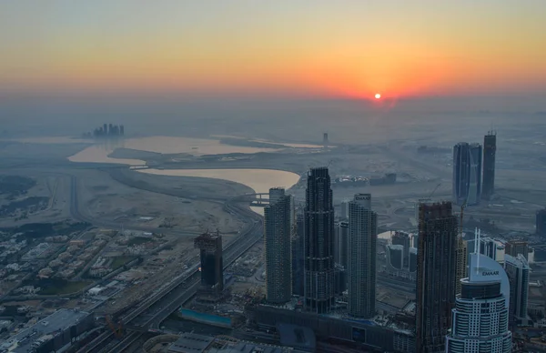 Dubai, Bae - 7 Aralık 2018. Gün doğumunda Dubai Şehrinin havadan görünümü. Burç Halife Binası'nın çatısında manzara.