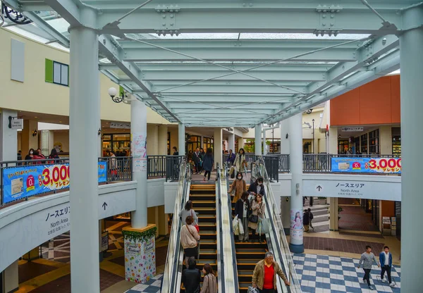 Nagoya, Japonya - 16 Mar 2018. Nagoya, Japonya'daki Mitsui Oulet Parkı'nın görünümü. Bu Japonya'da en büyük ve en iyi outlet alışveriş merkezi alışveriş.