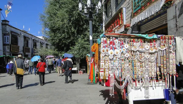 2012年8月30日 在中国西藏拉萨 人们在街上 西藏是一个覆盖中亚青藏高原大部分地区的历史区域 — 图库照片