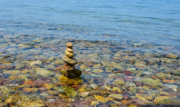 Meer Kieselsteine Und Bunte Felsen Strand Bei Sonnigem Tag — Stockfoto