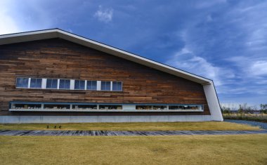 Nagoya, Japonya - 16 Mar 2018. Nagoya, Japonya'da çim bahçesi ile ahşap mimarilerin bir parçası.