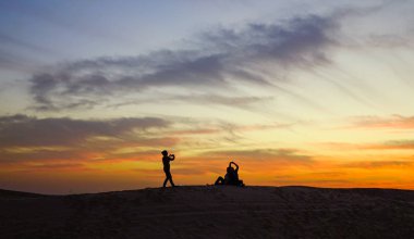 Renkli günbatımı Dubai Desert (BAE). Dubai Desert en çok yabancı turist çeken bir doğal cazibe olduğunu.