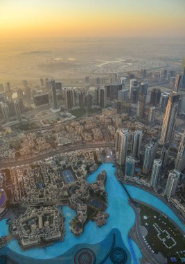 Dubai, Bae - 7 Aralık 2018. Gün doğumunda Dubai Şehrinin havadan görünümü. Burç Halife Binası'nın çatısında manzara.