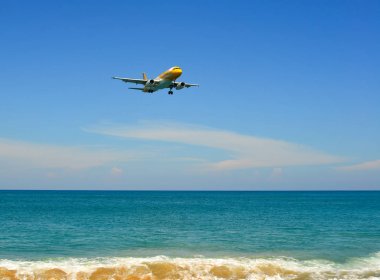 Phuket, Tayland - 4 Nisan 2019. 9v-Trv (Scoot) Airbus A320 Phuket Havaalanı yakınındaki kum plaj üzerinde iniş (Hkt).